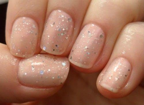 Ojeli Tırnak Modelleri 22 Ojeli Tırnak Modelleri - Nude Nails With Glitter