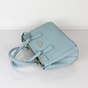 En Şık Bayan Çanta Modelleri 18 Prada-2012-Saffiano-Leather-Tote-Bag-Bn2316-Light-Blue-015949