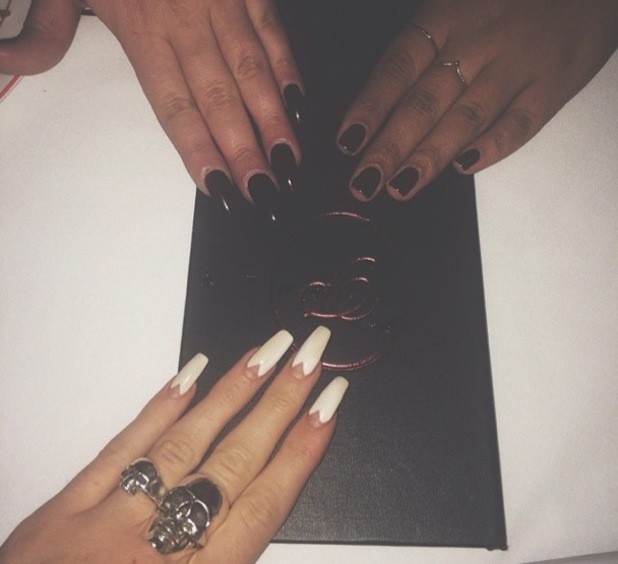 Ojeli Tırnak Modelleri 15 Ojeli Tırnak Modelleri - Kylie Jenner White Triangle Cut Out Nail Art July 2014