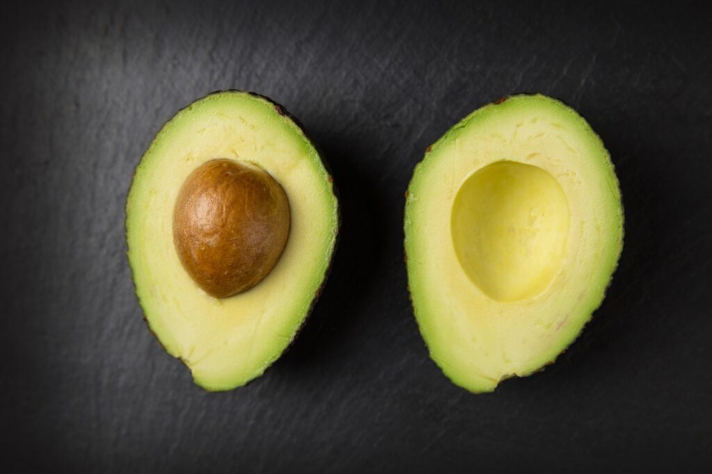 Sağlıklı Cilt İçin Yiyecek Önerileri: Cildi Güzelleştiren Besinler! 7 Sağlıklı Cilt İçin Yiyecek Önerileri: Cildi Güzelleştiren Besinler! - Avokado